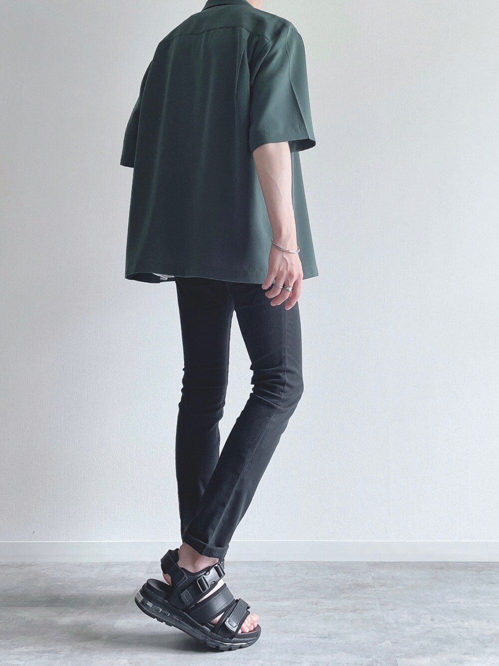 グリーン系のトップス、ホワイト系のTシャツ/カットソー、ブルー系のその他パンツを着用したメンズの夏コーディネートの3枚目の写真