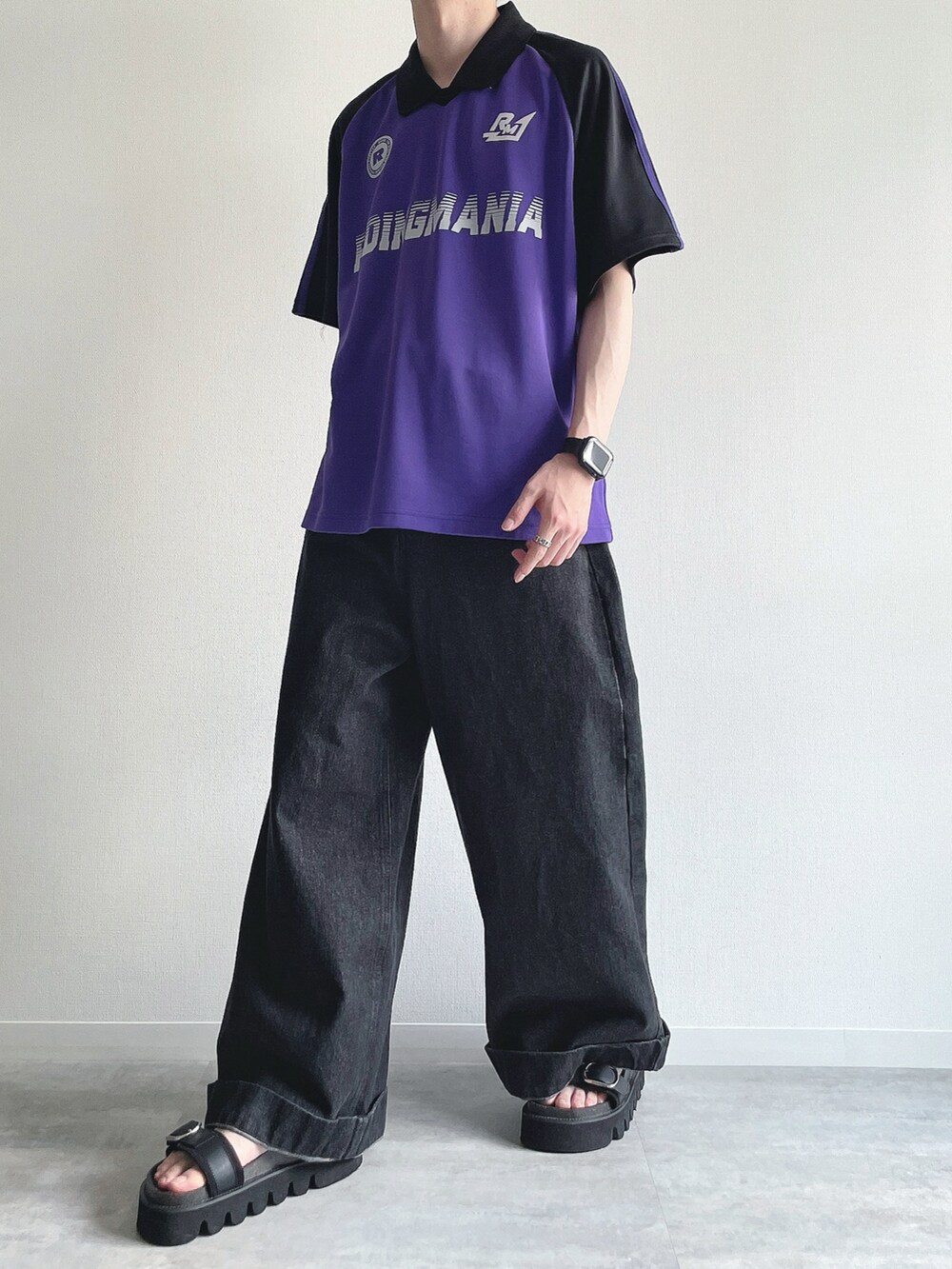 パープル系のTシャツ/カットソー、ブラック系のデニムパンツ、ブラック系のサンダルを着用したメンズの夏コーディネートの5枚目の写真