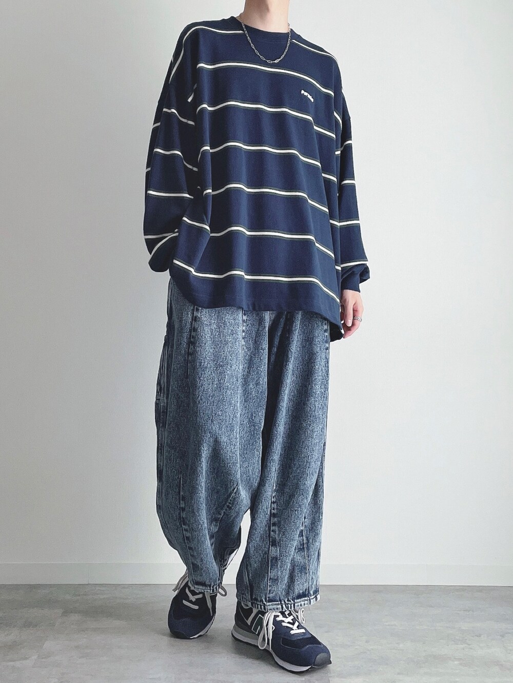 ブルー系のTシャツ/カットソー、ブルー系のその他パンツ、ブルー系のスニーカーを着用したメンズの秋コーディネートの2枚目の写真