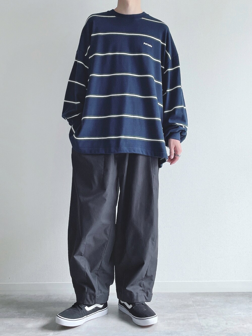 ブルー系のTシャツ/カットソー、ブラック系のその他パンツ、ブラック系のスニーカーを着用したメンズの秋コーディネートの5枚目の写真