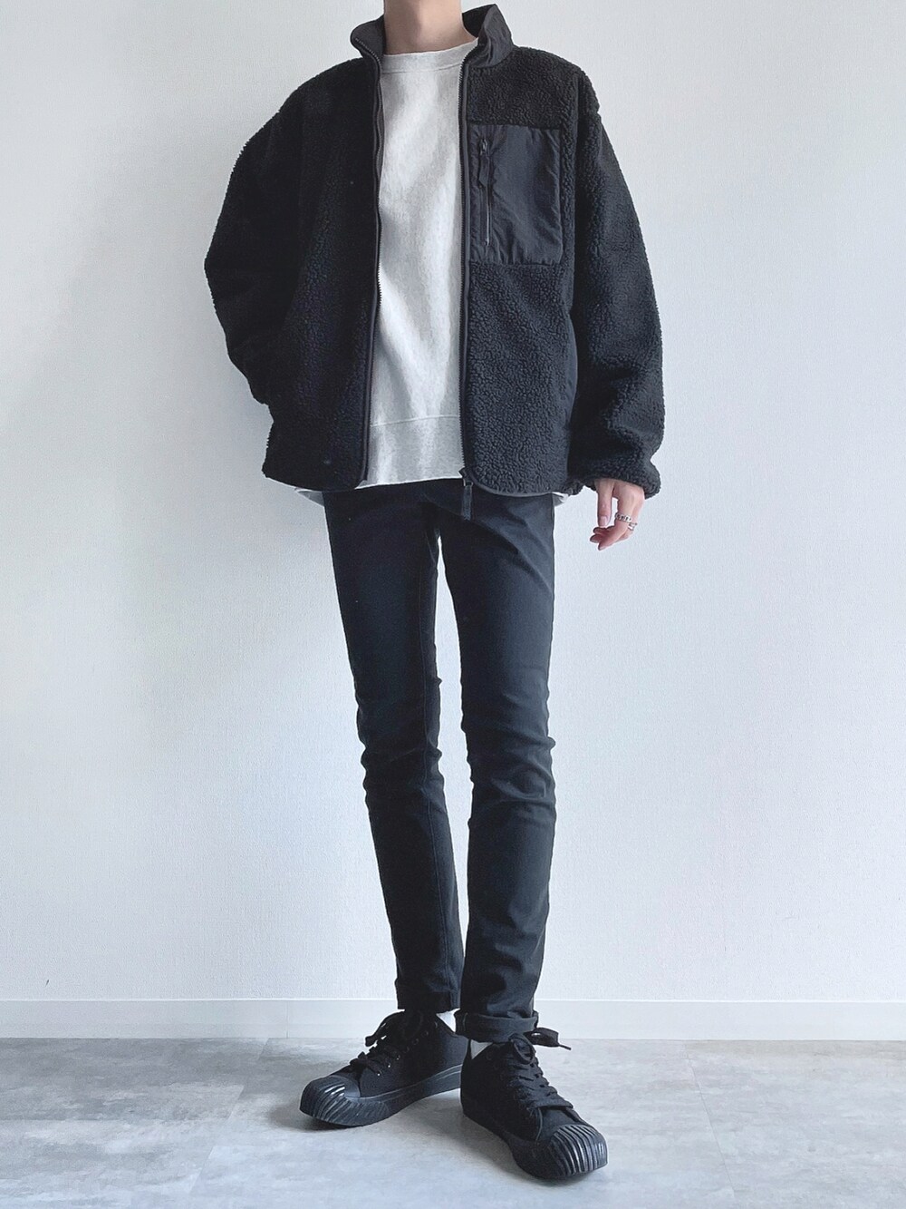 ブラック系のジャケット/アウター、グレー系のトップス、ブラック系のパンツを着用したメンズの冬コーディネートの2枚目の写真