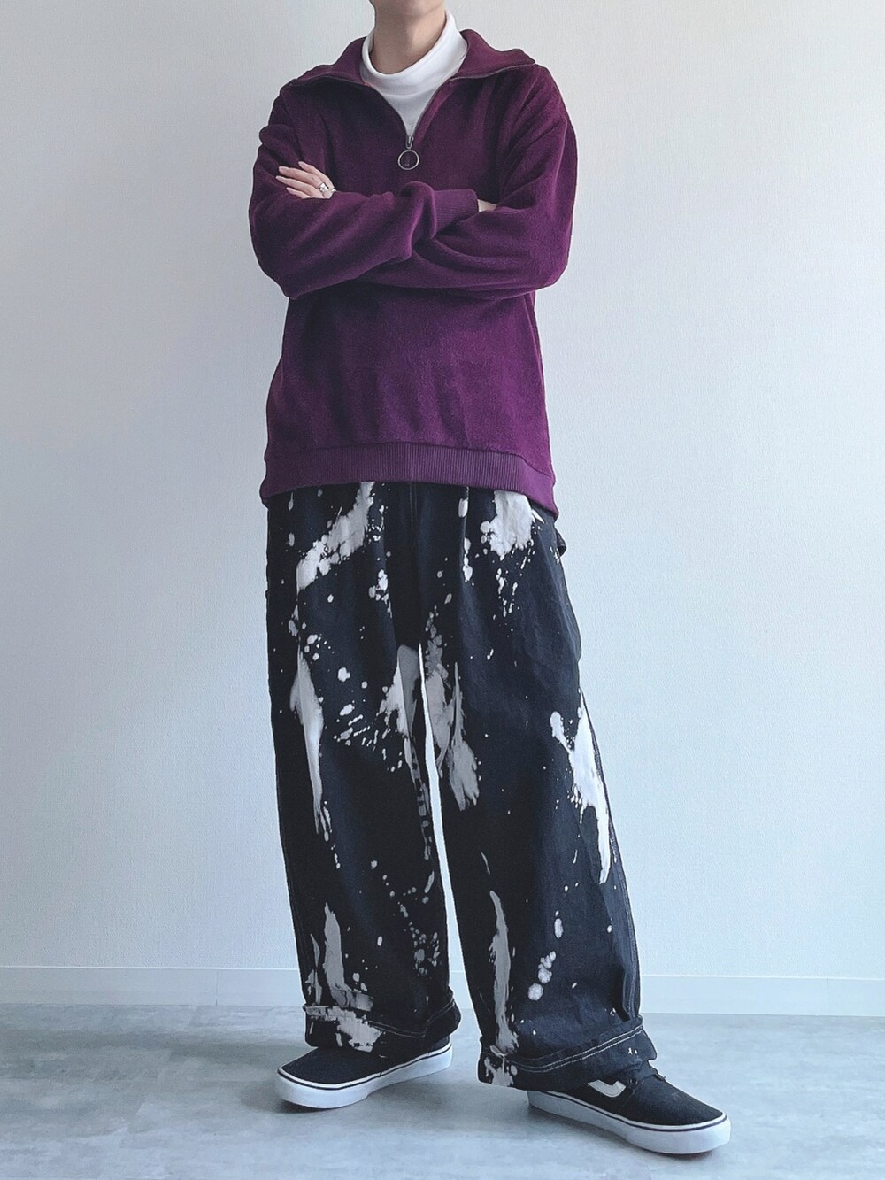 パープル系のトップス、ホワイト系のTシャツ/カットソー、ブラック系のその他パンツを着用したメンズの冬コーディネートの4枚目の写真