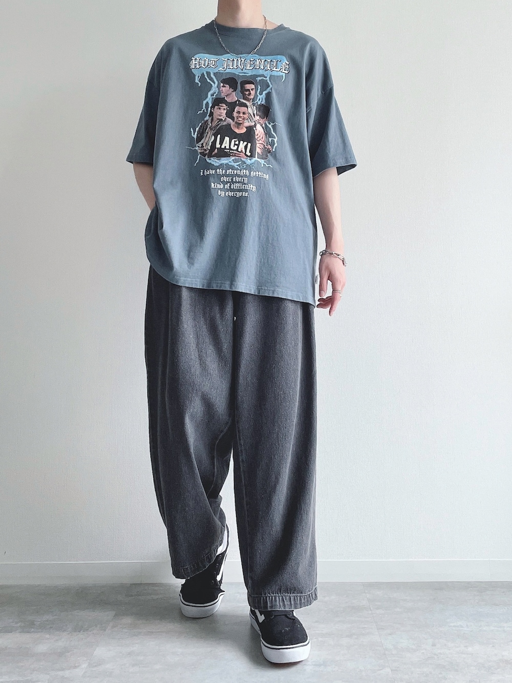 ブルー系のTシャツ/カットソー、ブラック系のデニムパンツ、ブラック系のスニーカーを着用したメンズの夏コーディネートの2枚目の写真