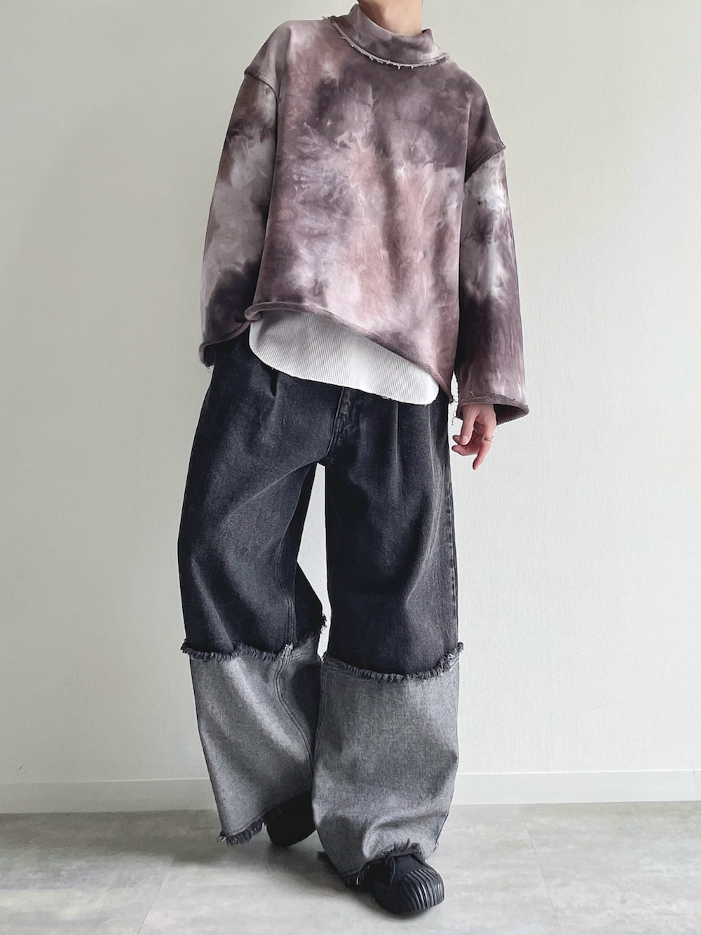 ブラウン系のスウェット、ホワイト系のタンクトップ、ブラック系のデニムパンツを着用したメンズの春コーディネートの4枚目の写真