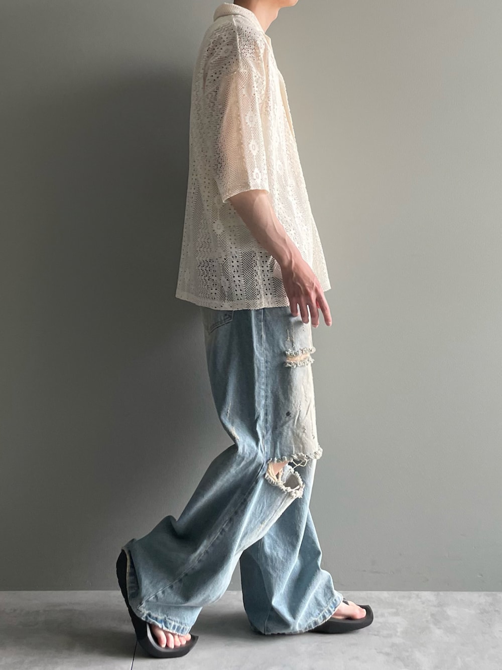 ホワイト系のシャツ/ブラウス、ホワイト系のタンクトップ、ブルー系のデニムパンツを着用したメンズの春コーディネートの3枚目の写真