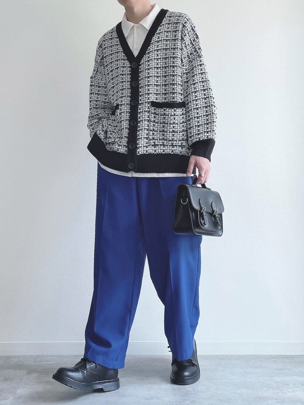 ブラック系のカーディガン/ボレロ、ホワイト系のシャツ/ブラウス、ブルー系のスラックスを着用したメンズの春コーディネートの5枚目の写真