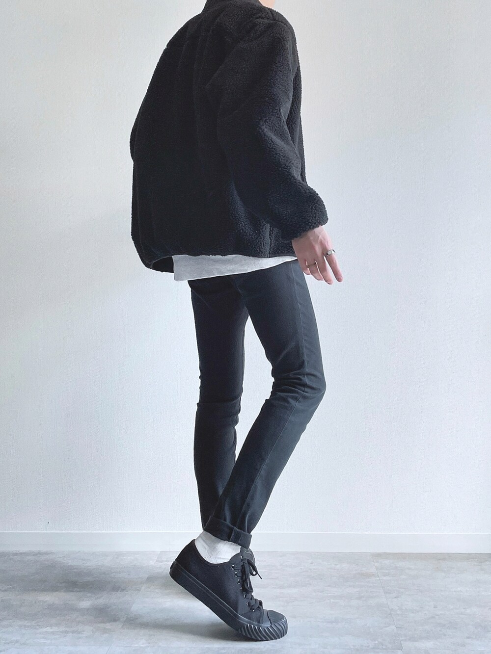 ブラック系のジャケット/アウター、グレー系のトップス、ブラック系のパンツを着用したメンズの冬コーディネートの3枚目の写真