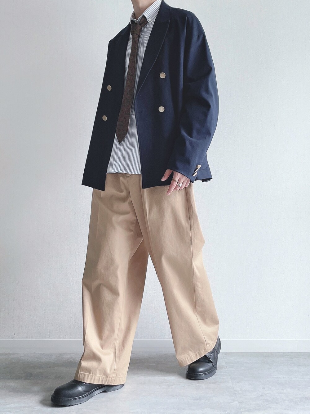 ブルー系のテーラードジャケット、ホワイト系のシャツ/ブラウス、ベージュ系のチノパンツを着用したメンズの秋コーディネートの4枚目の写真