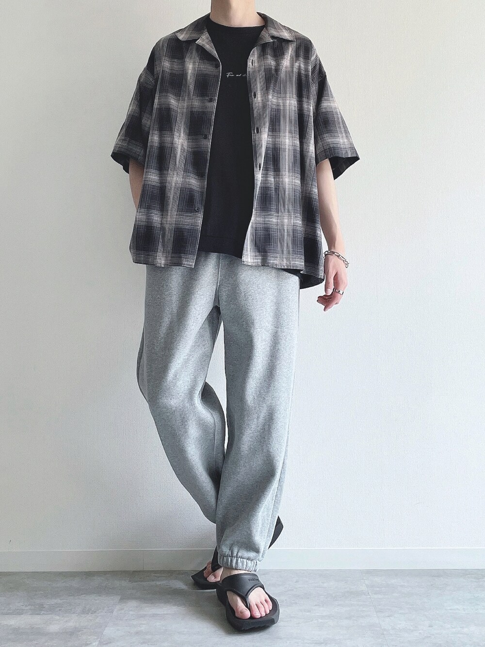 ブラック系のシャツ/ブラウス、ブラック系のTシャツ/カットソー、グレー系のパンツを着用したメンズの夏コーディネートの5枚目の写真