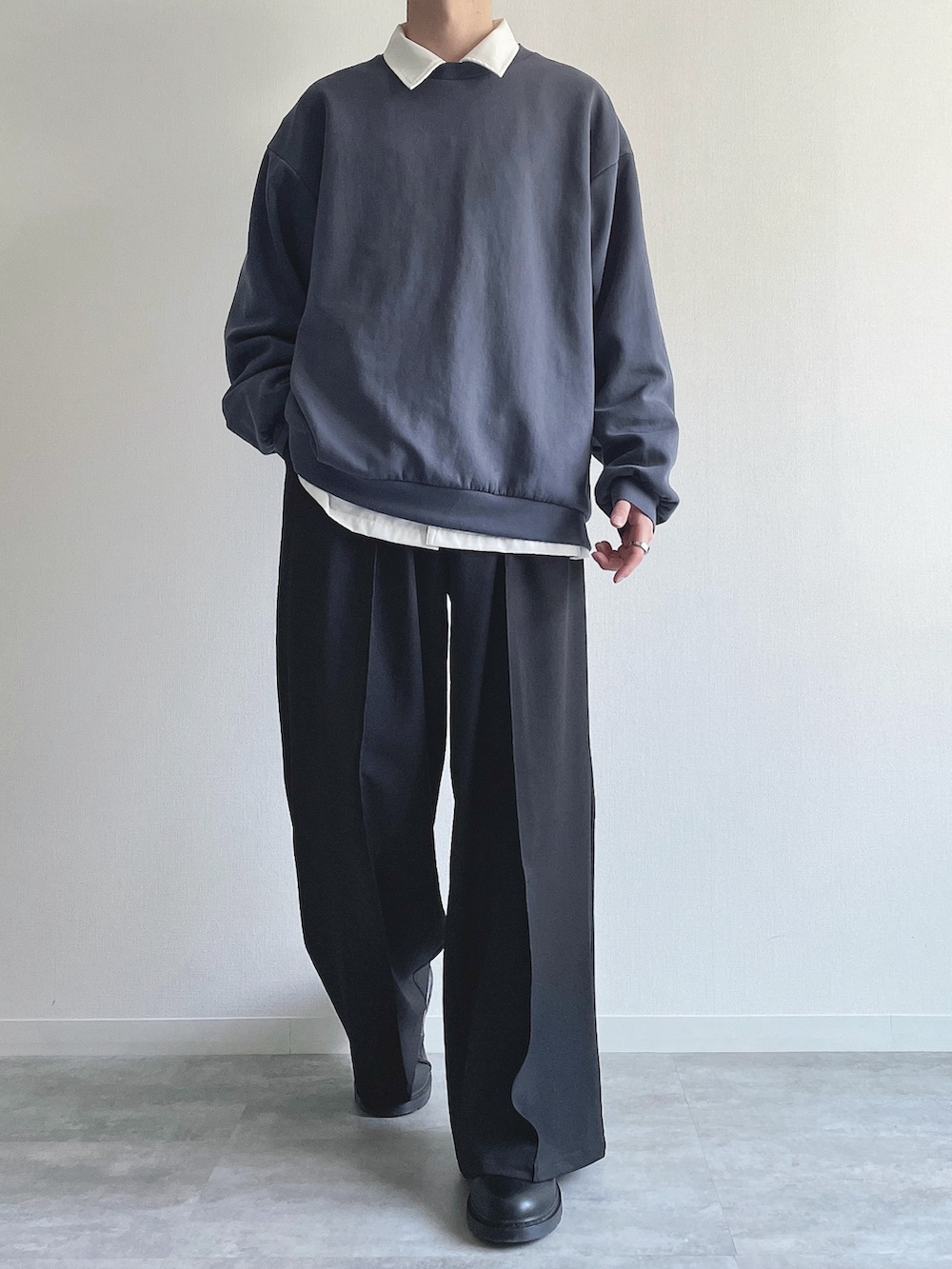ブルー系のトップス、ホワイト系のシャツ/ブラウス、ブラック系のスラックスを着用したメンズの冬コーディネートの2枚目の写真