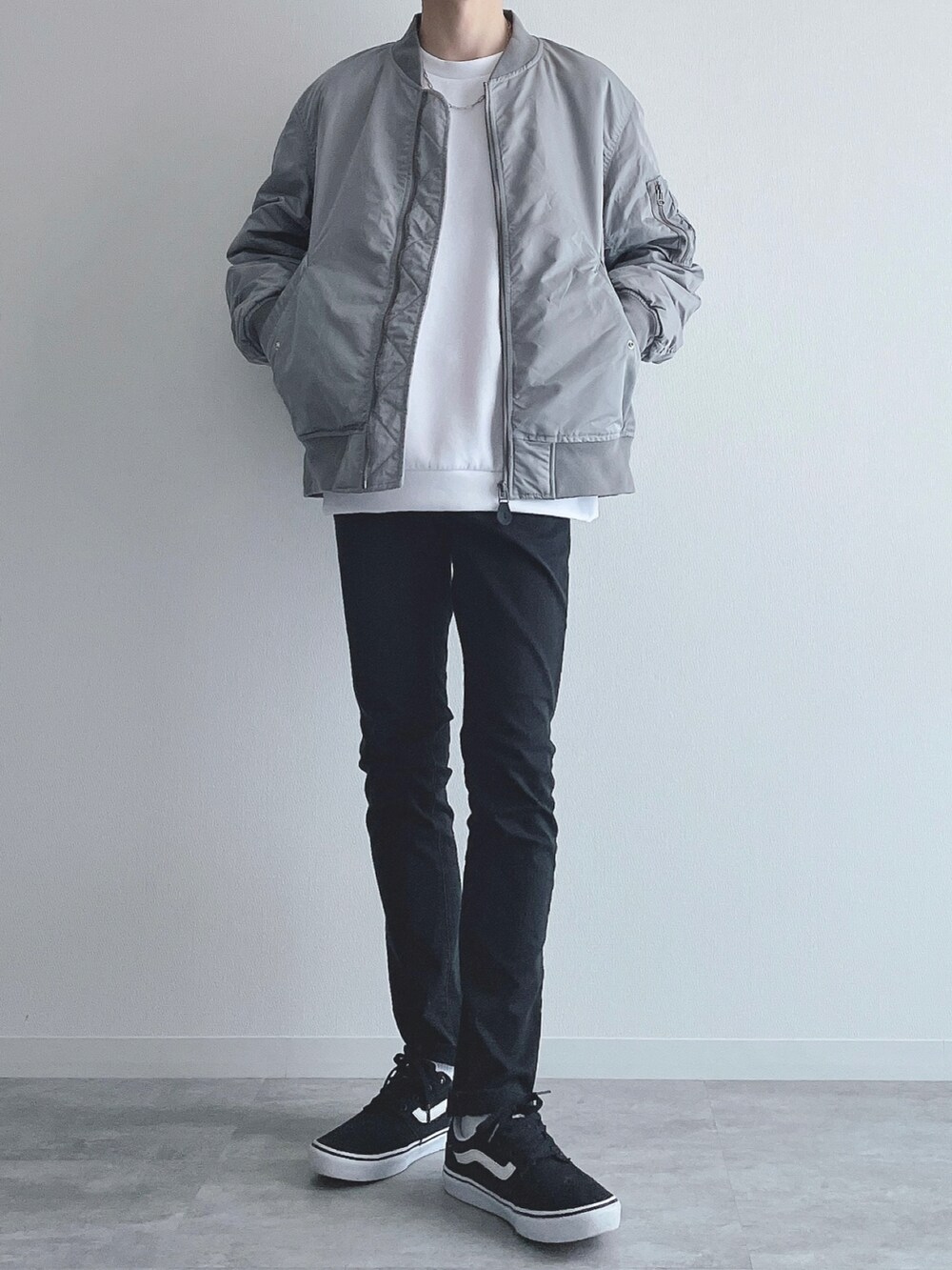 グレー系のジャケット/アウター、ホワイト系のトップス、ブラック系のパンツを着用したメンズの秋コーディネートの5枚目の写真