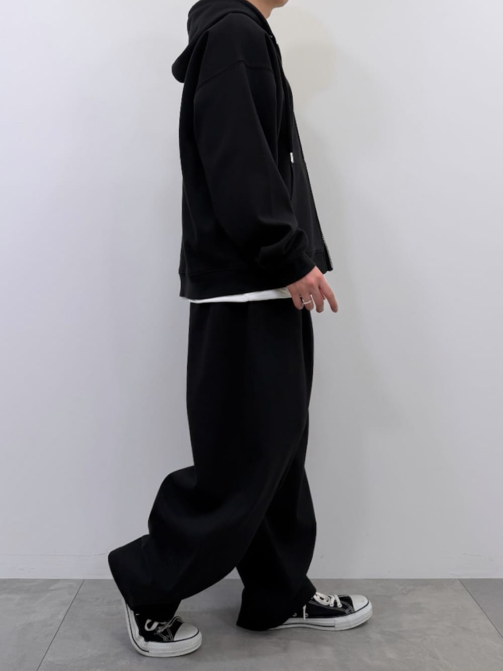 ブラック系のパーカー、ホワイト系のTシャツ/カットソー、ブラック系のその他パンツを着用したメンズの春コーディネートの3枚目の写真