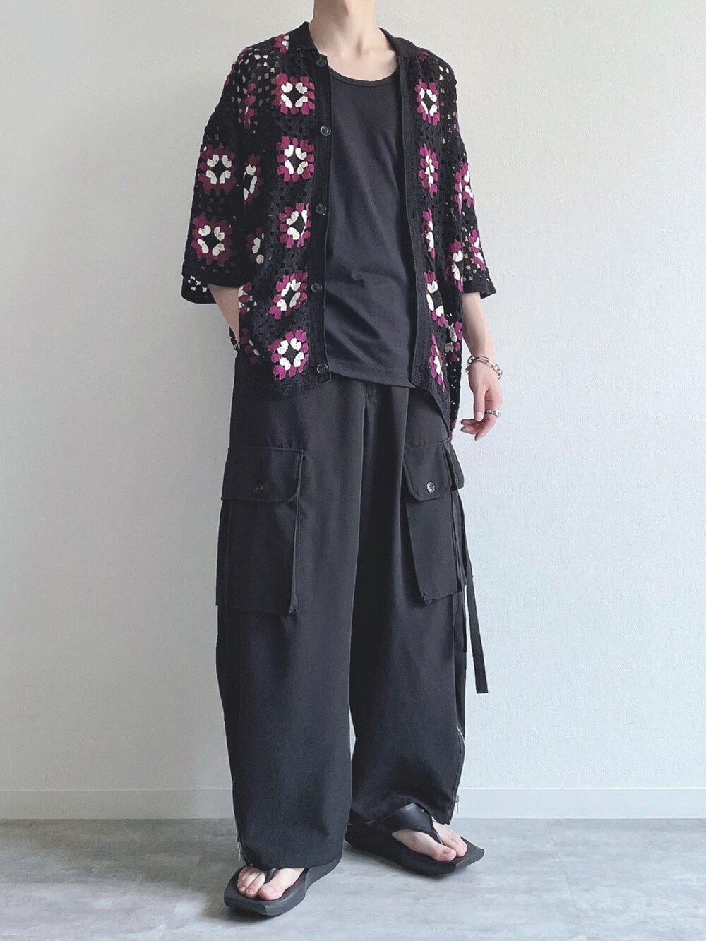 ブラック系のニット/セーター、ブラック系のTシャツ/カットソー、ブラック系のカーゴパンツを着用したメンズの夏コーディネートの5枚目の写真