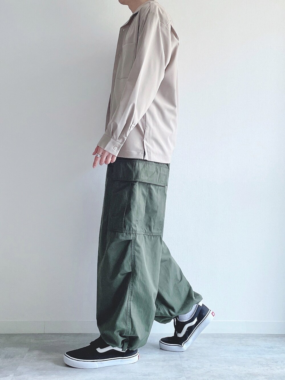 ベージュ系のトップス、ホワイト系のTシャツ/カットソー、グリーン系のカーゴパンツを着用したメンズの春コーディネートの3枚目の写真