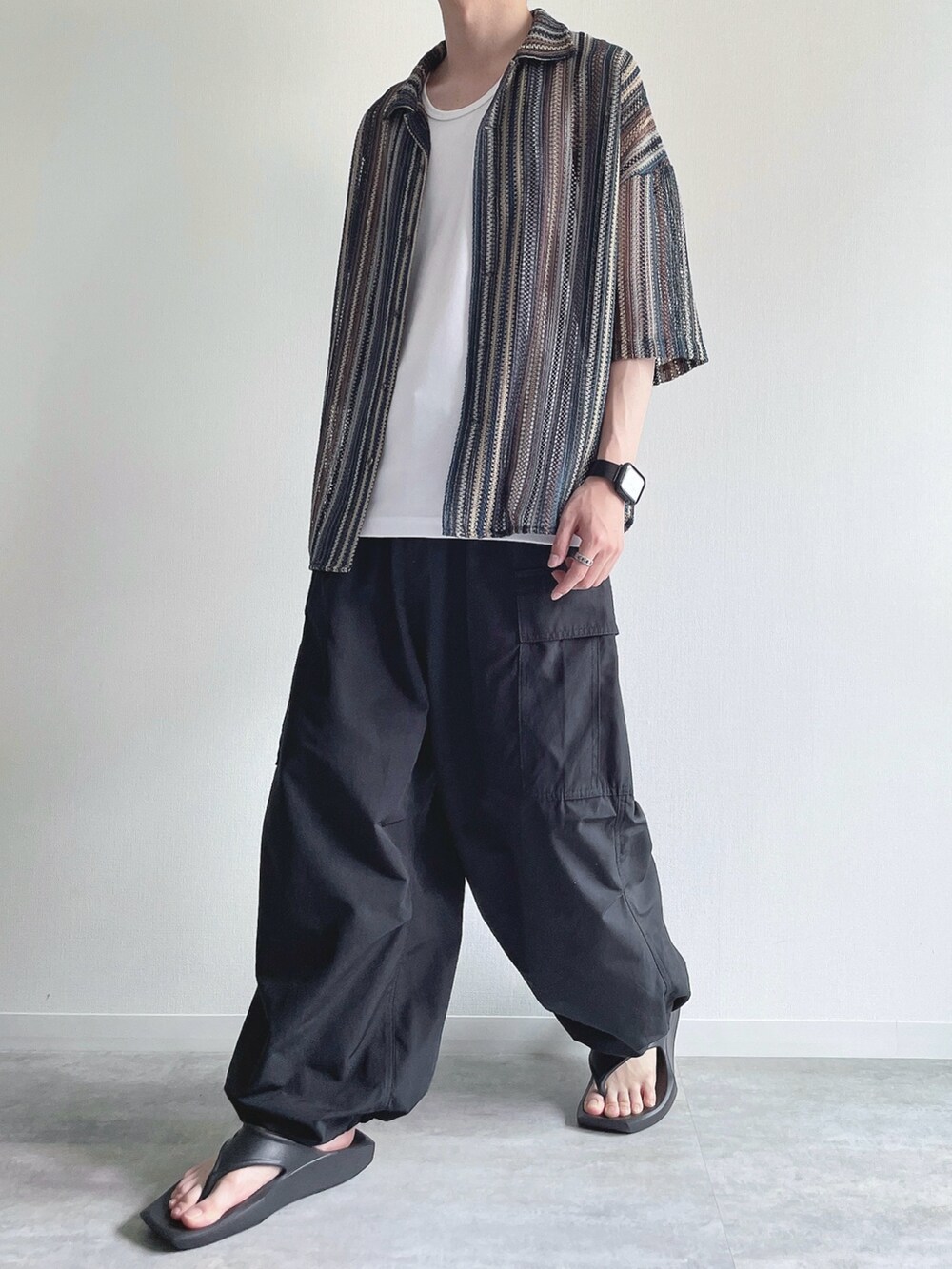 ブルー系のシャツ/ブラウス、ホワイト系のタンクトップ、ブラック系のカーゴパンツを着用したメンズの夏コーディネートの5枚目の写真