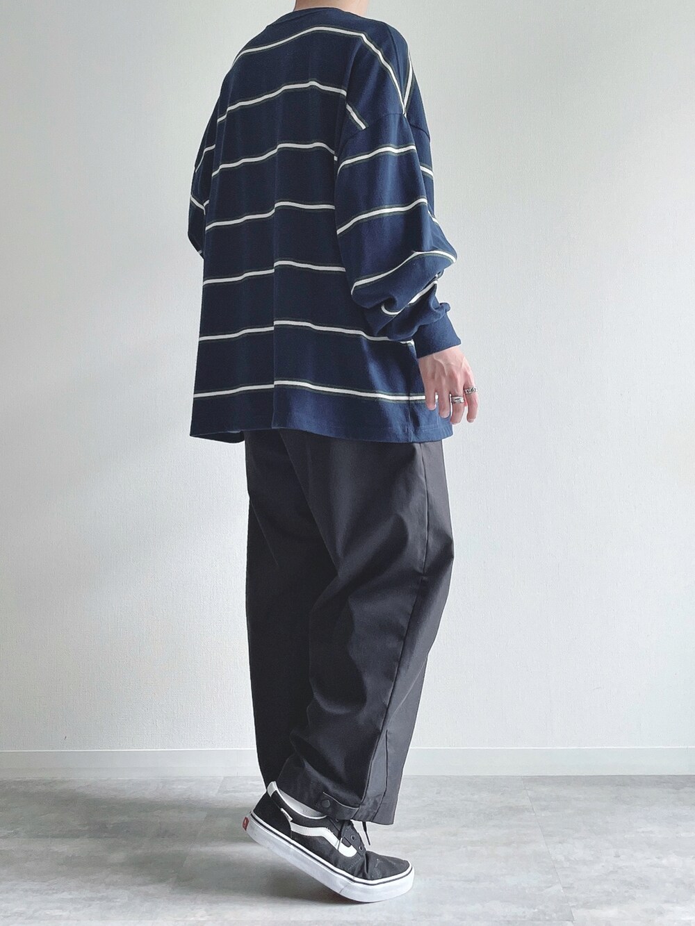 ブルー系のTシャツ/カットソー、ブラック系のその他パンツ、ブラック系のスニーカーを着用したメンズの秋コーディネートの4枚目の写真