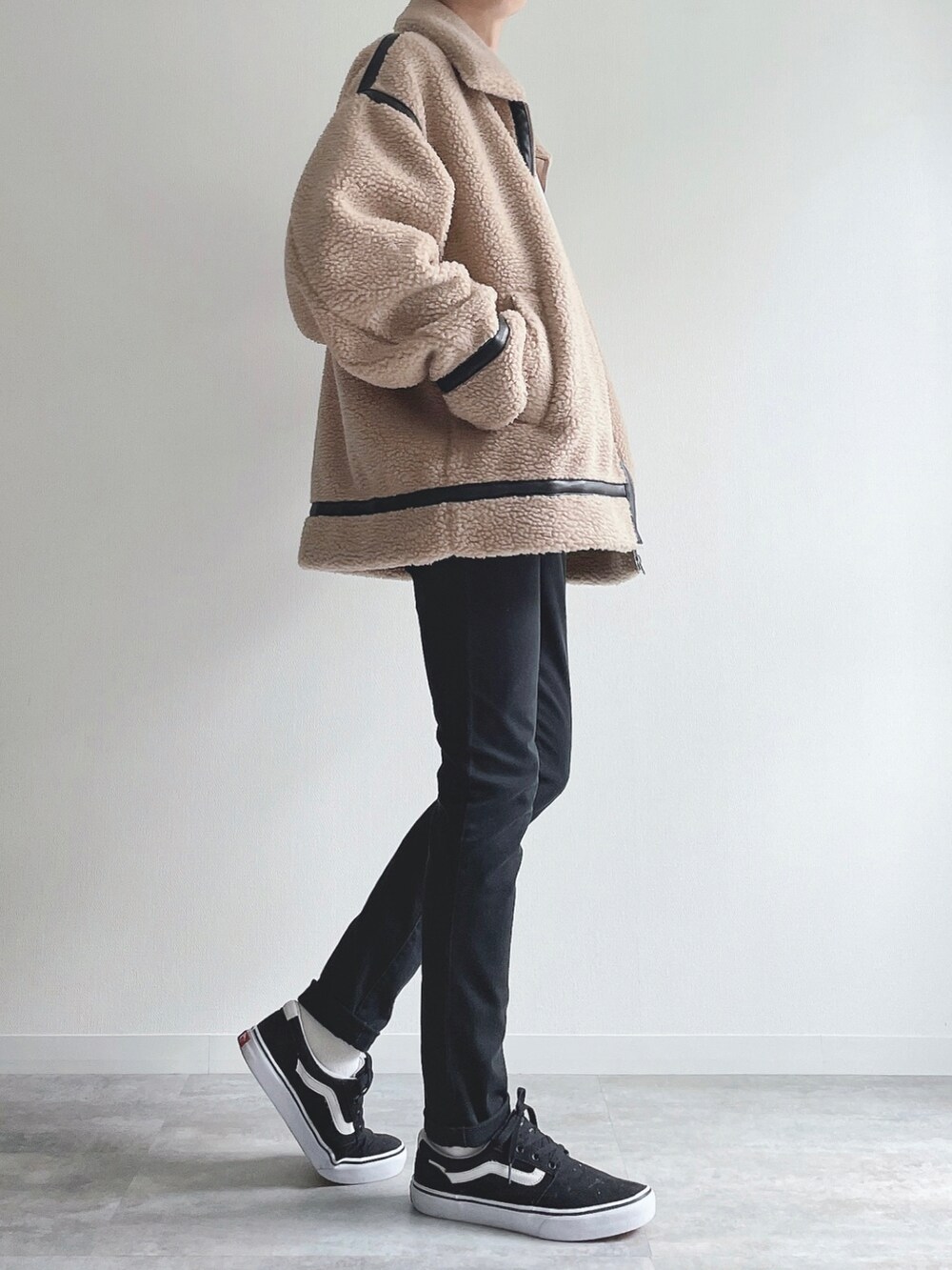 ベージュ系のジャケット/アウター、ベージュ系のスウェット、ブラック系のパンツを着用したメンズの冬コーディネートの3枚目の写真