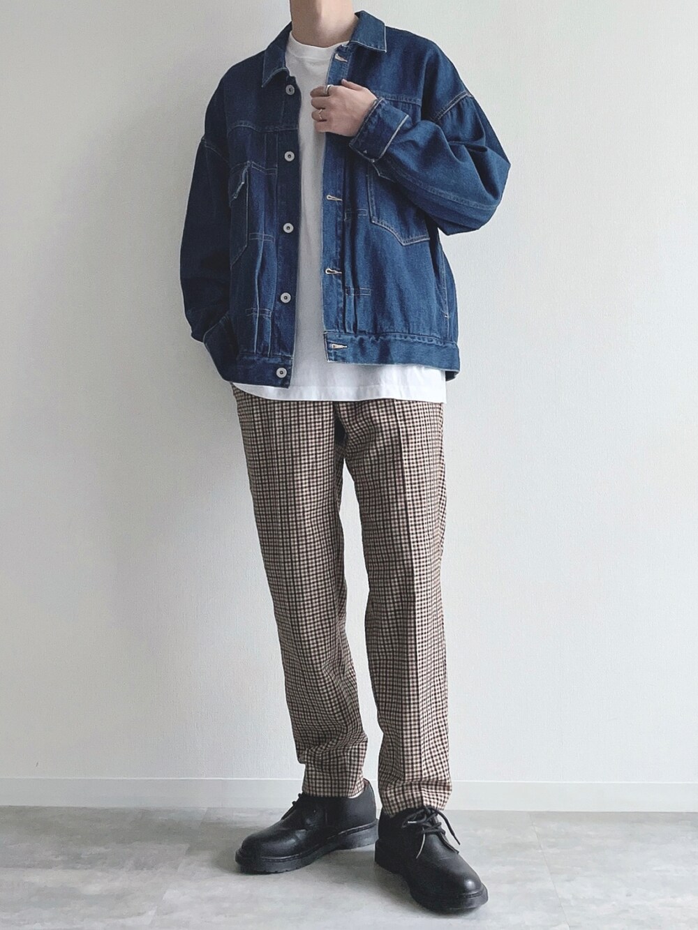 ブルー系のジャケット/アウター、ホワイト系のTシャツ/カットソー、ブラウン系のスラックスを着用したメンズの秋コーディネートの5枚目の写真