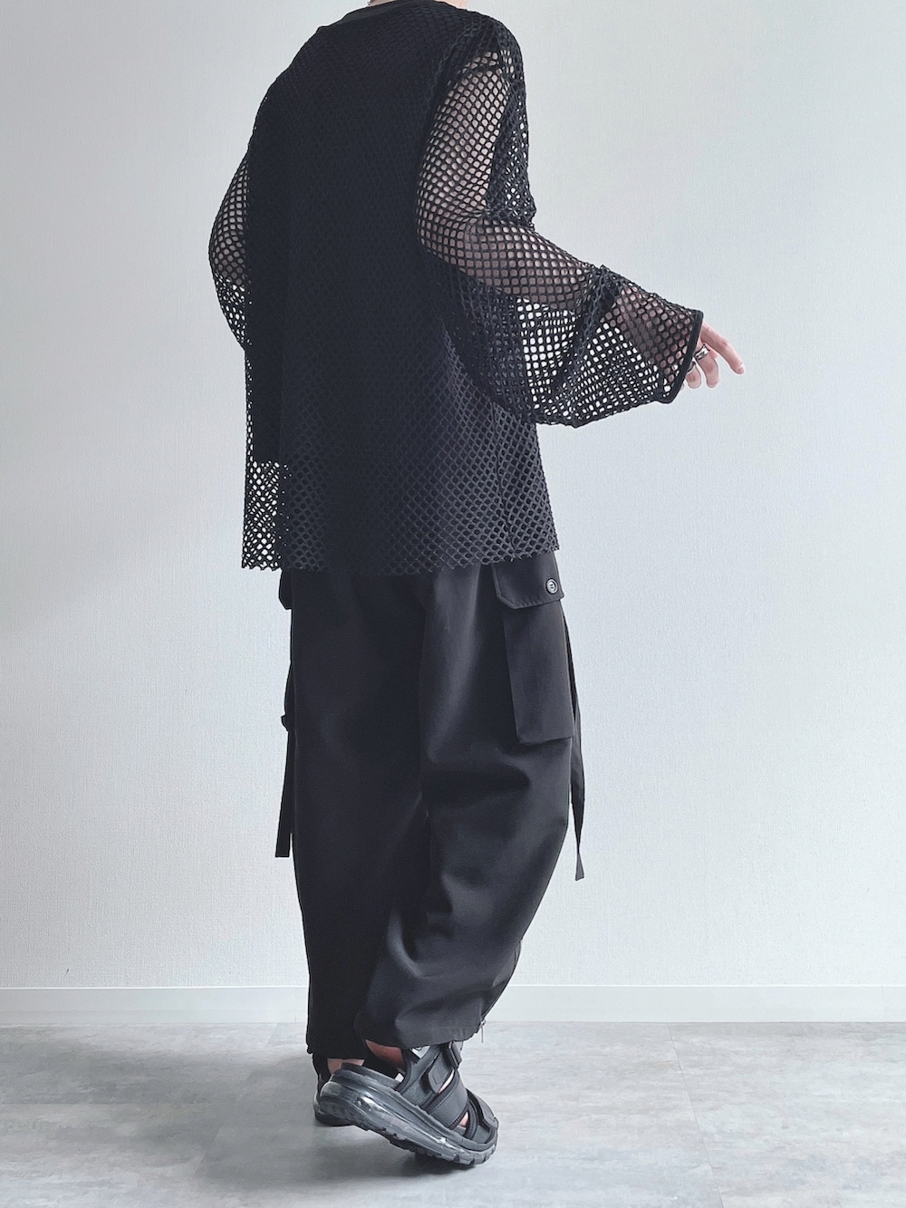 ブラック系のTシャツ/カットソー、ブラック系のTシャツ/カットソー、ブラック系のカーゴパンツを着用したメンズの夏コーディネートの3枚目の写真