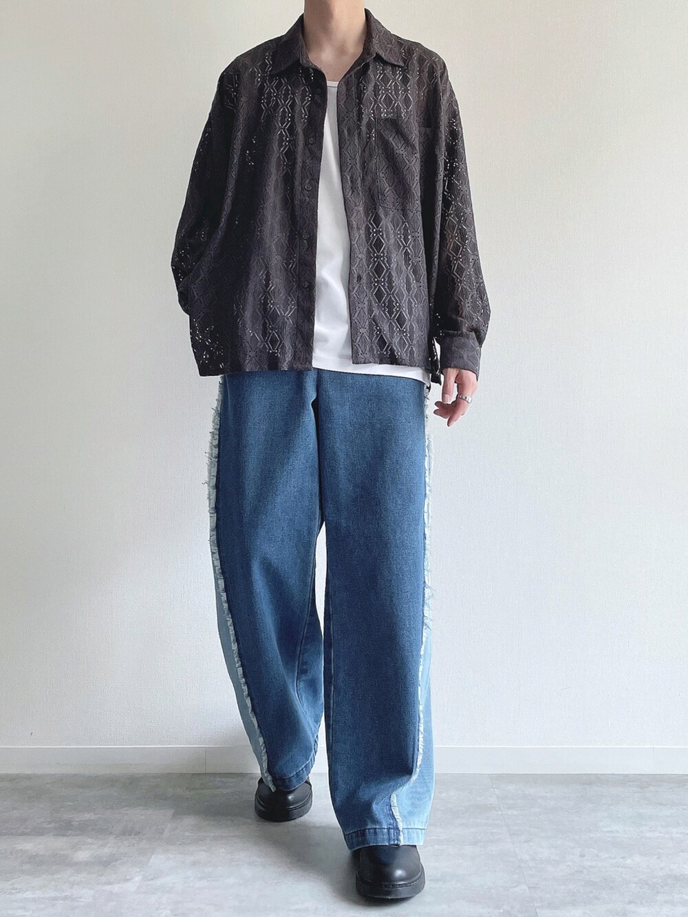 グレー系のシャツ/ブラウス、ホワイト系のタンクトップ、ブルー系のデニムパンツを着用したメンズの春コーディネートの2枚目の写真