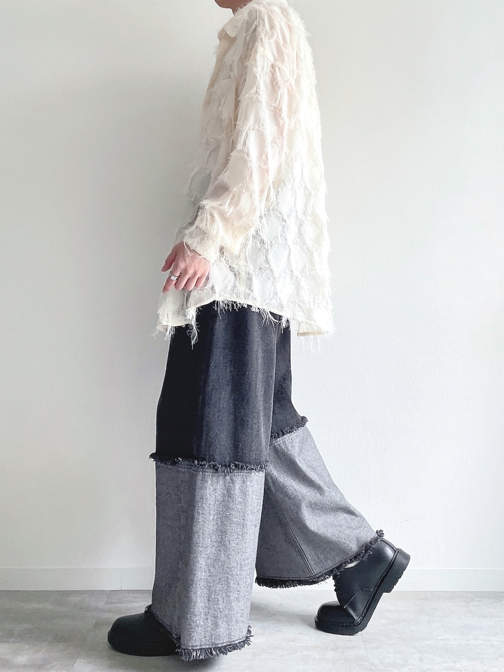 ホワイト系のシャツ/ブラウス、ホワイト系のタンクトップ、ブラック系のデニムパンツを着用したメンズの春コーディネートの3枚目の写真