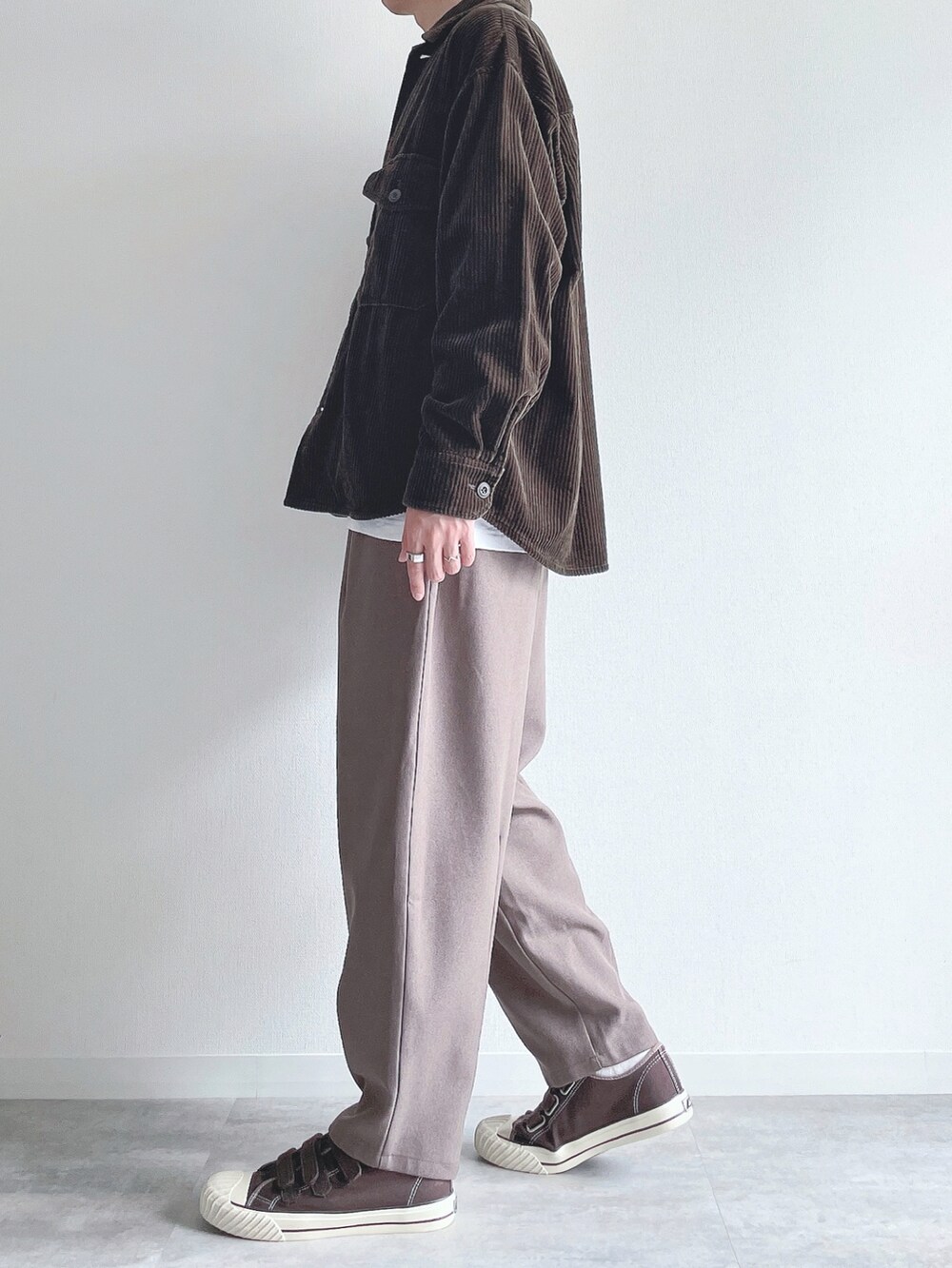 グリーン系のトップス、ホワイト系のTシャツ/カットソー、グリーン系のパンツを着用したメンズの秋コーディネートの2枚目の写真