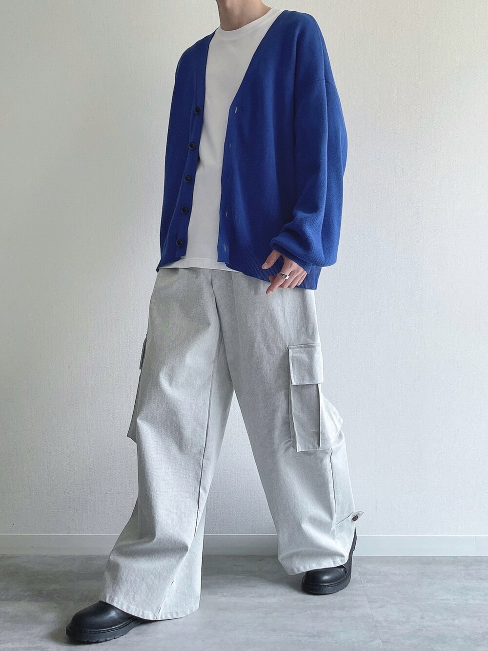 ブルー系のカーディガン/ボレロ、ホワイト系のTシャツ/カットソー、ホワイト系のカーゴパンツを着用したメンズの春コーディネートの5枚目の写真