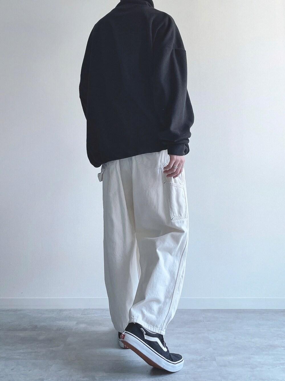 ブラック系のスウェット、ベージュ系のパンツ、ブラック系のスニーカーを着用したメンズの冬コーディネートの3枚目の写真