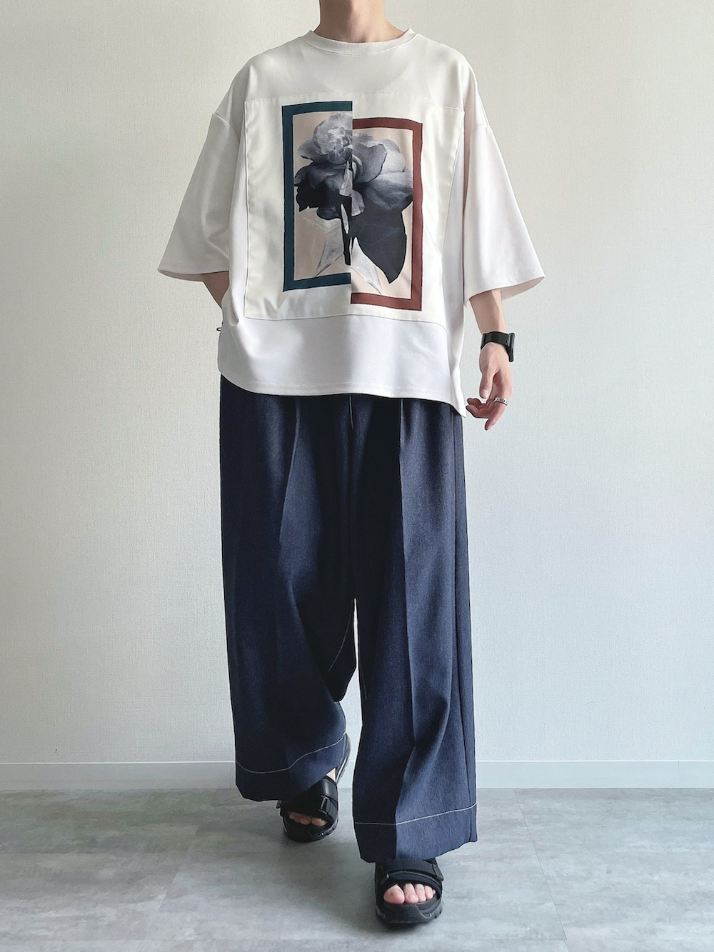 ホワイト系のTシャツ/カットソー、ブルー系のデニムパンツ、ブラック系のシューズを着用したメンズの夏コーディネートの2枚目の写真