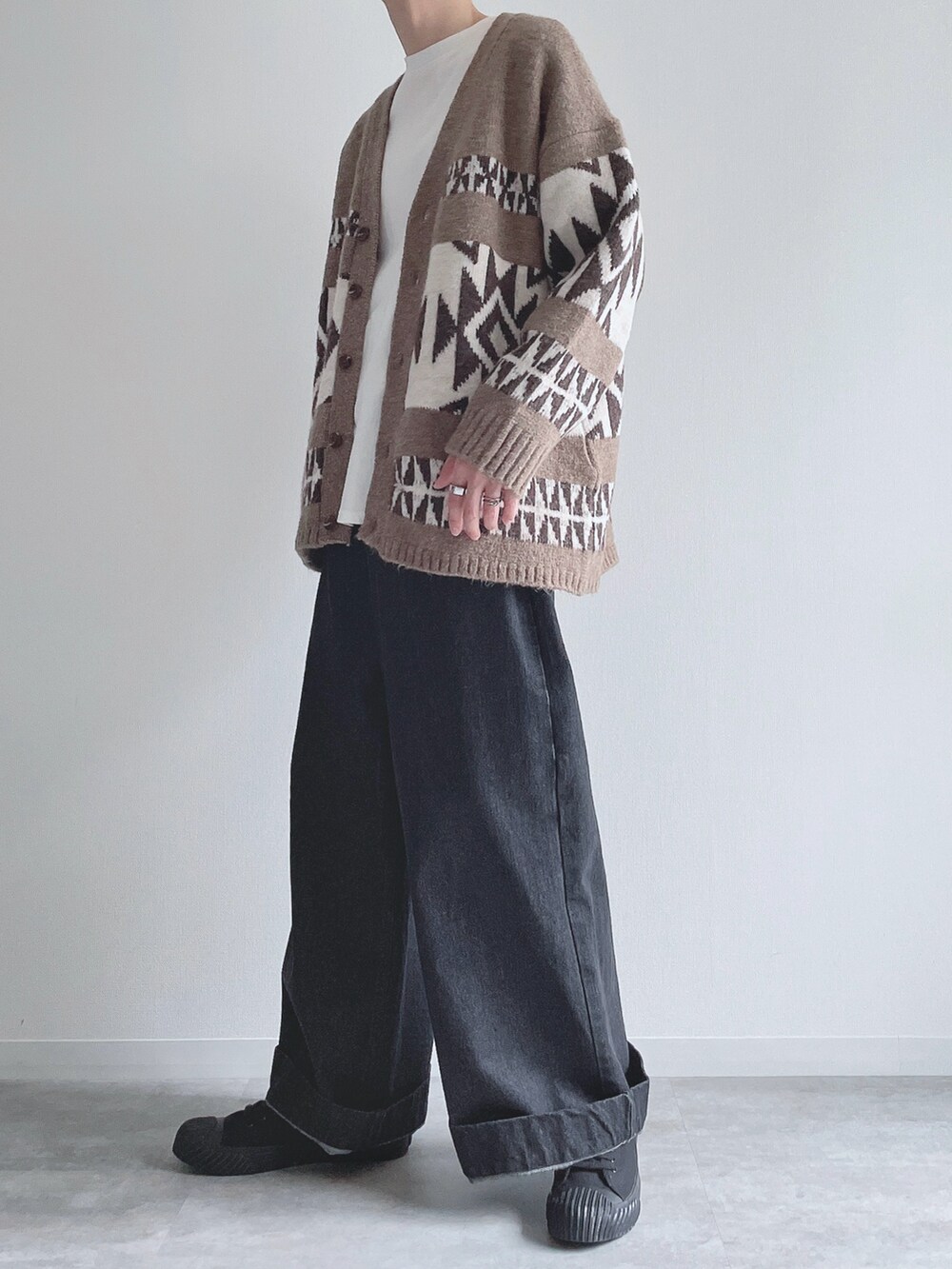 ベージュ系のカーディガン/ボレロ、ホワイト系のTシャツ/カットソー、ブラック系のデニムパンツを着用したメンズの秋コーディネートの2枚目の写真