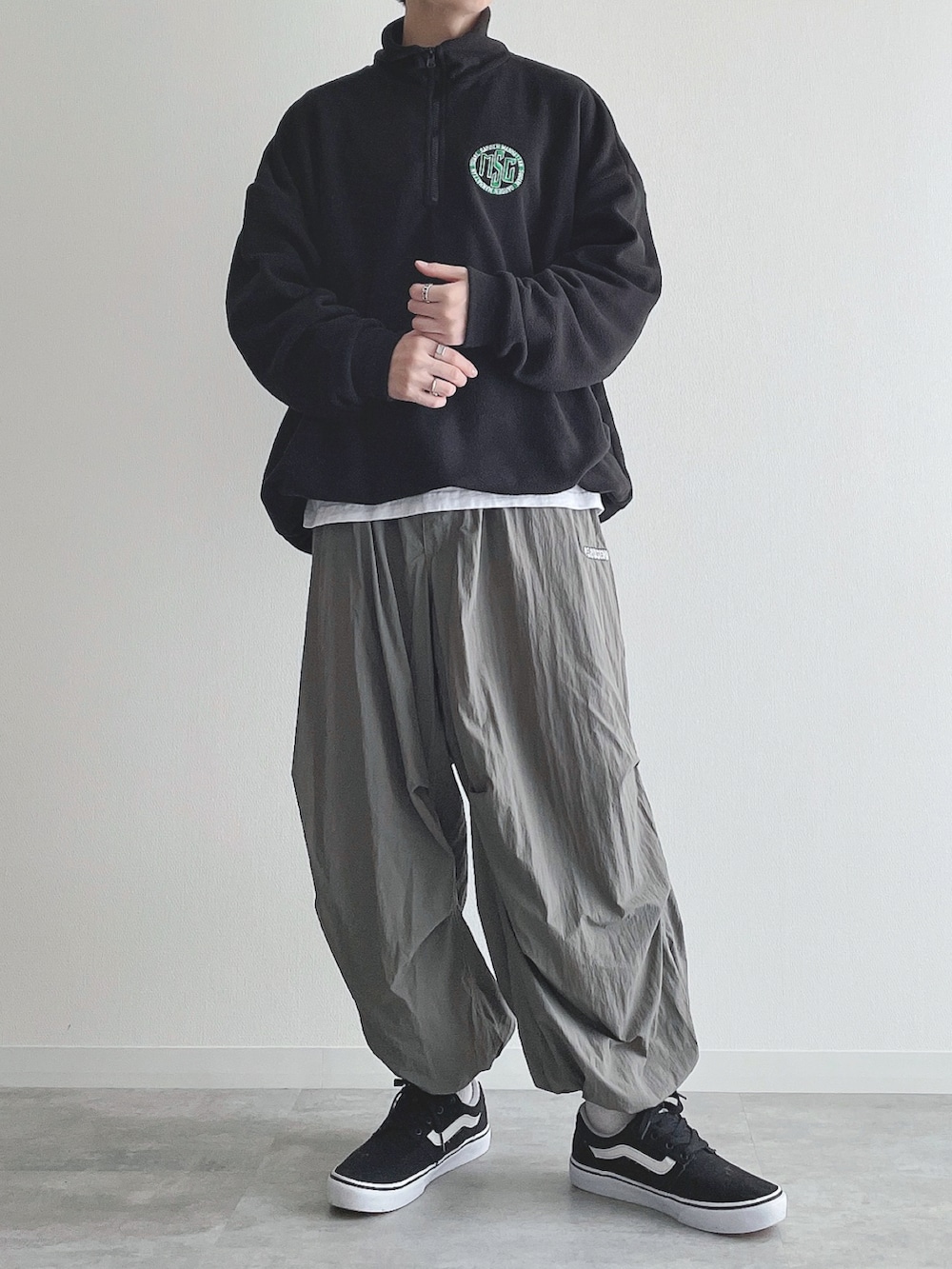 ブラック系のスウェット、ホワイト系のTシャツ/カットソー、グレー系のその他パンツを着用したメンズの秋コーディネートの2枚目の写真