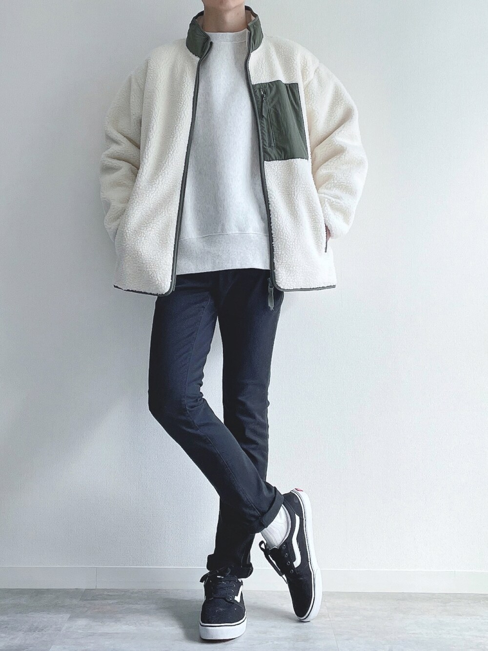 ホワイト系のジャケット/アウター、グレー系のトップス、ブラック系のパンツを着用したメンズの冬コーディネートの2枚目の写真