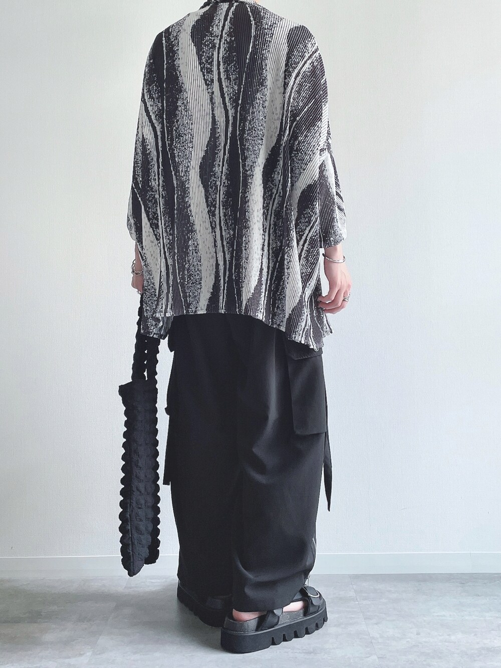 ホワイト系のシャツ/ブラウス、ブラック系のTシャツ/カットソー、ブラック系のカーゴパンツを着用したメンズの夏コーディネートの3枚目の写真