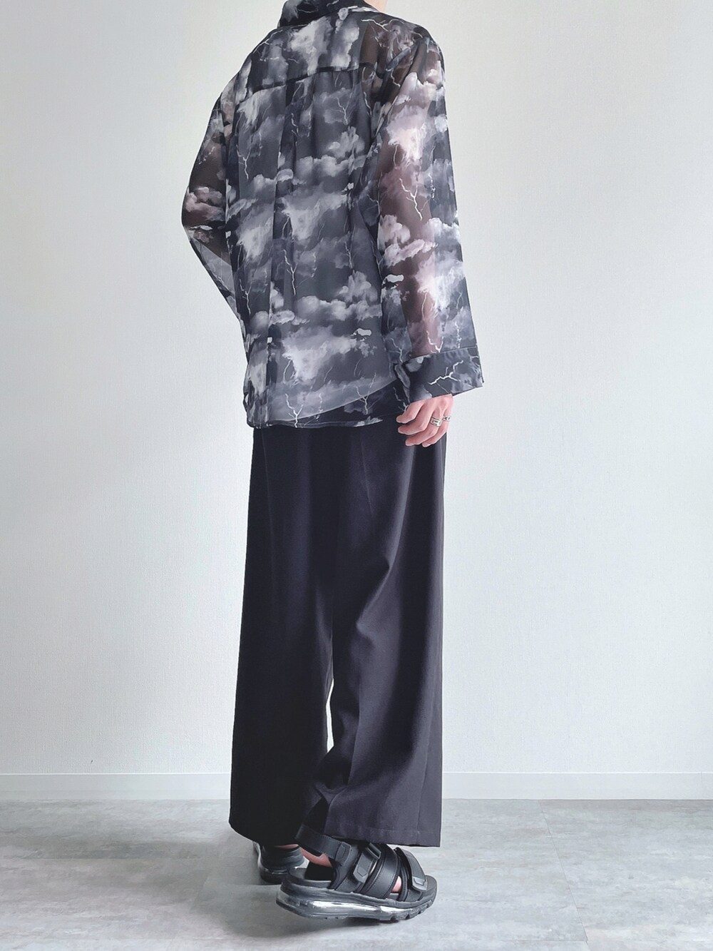 ブラック系のシャツ/ブラウス、ホワイト系のタンクトップ、ブラック系のサンダルを着用したメンズの夏コーディネートの3枚目の写真