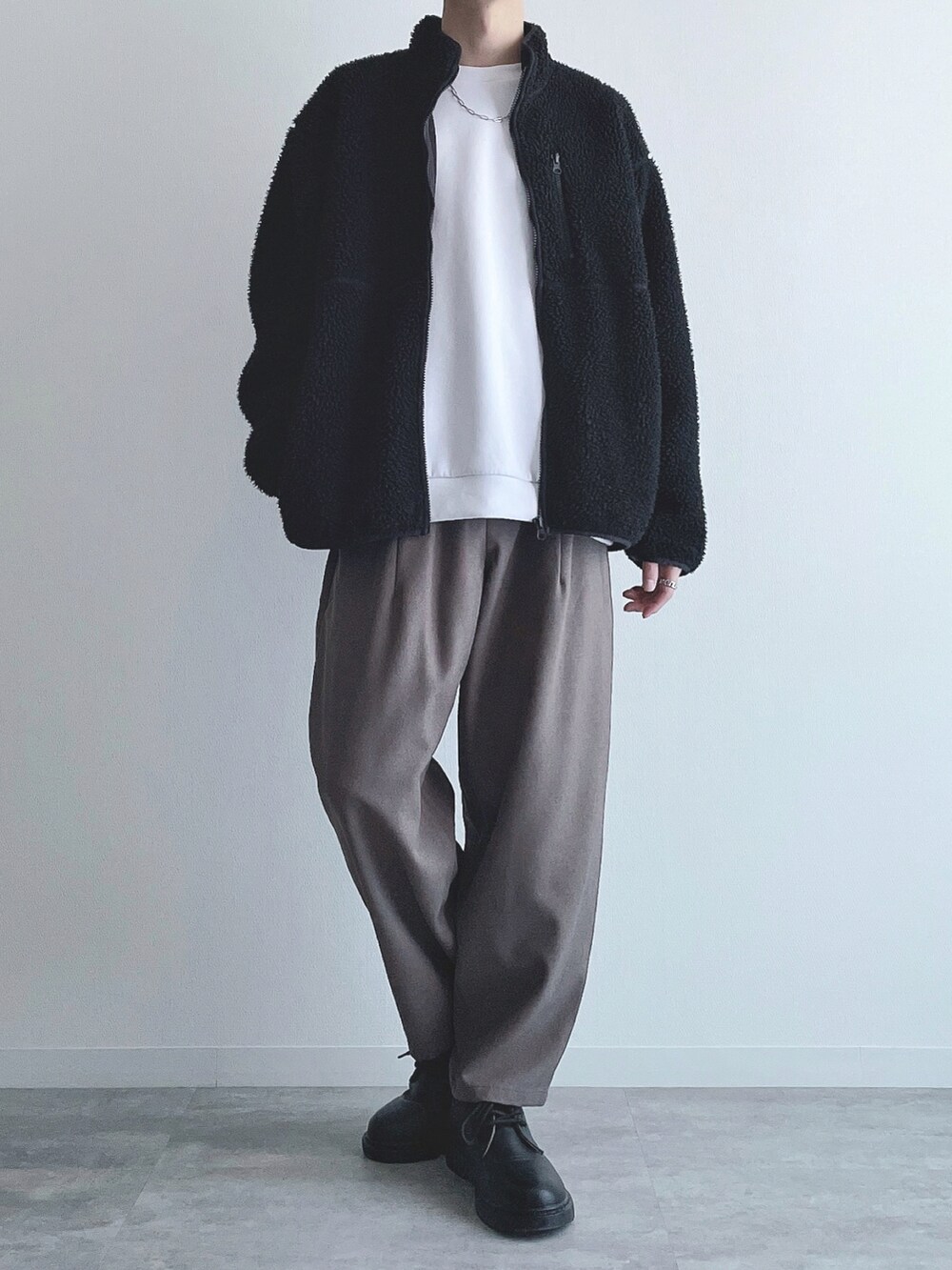 ブラック系のジャケット/アウター、ホワイト系のトップス、グリーン系のパンツを着用したメンズの秋コーディネートの4枚目の写真