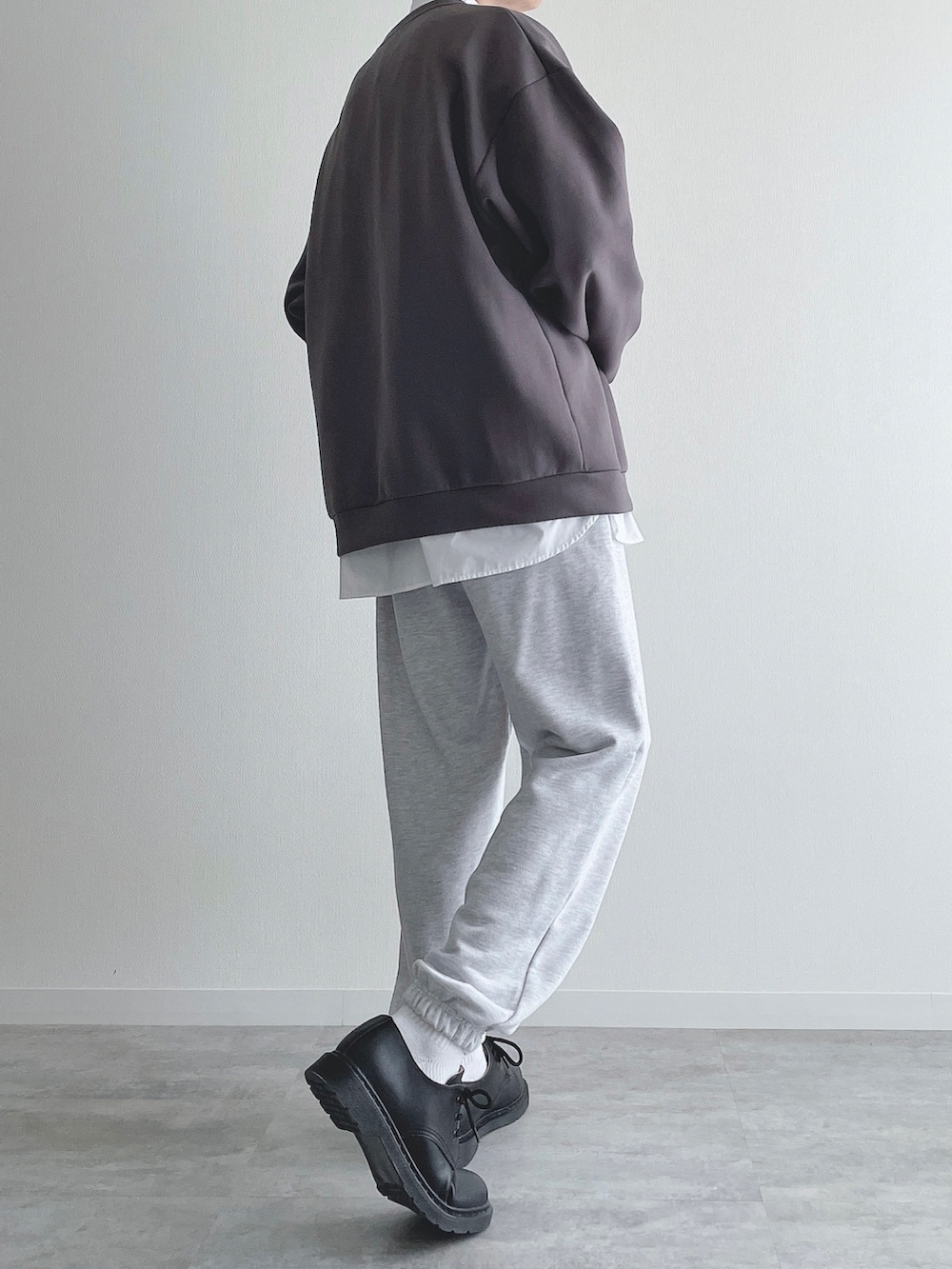 グレー系のトップス、ホワイト系のトップス、グレー系のスウェットパンツを着用したメンズの秋コーディネートの3枚目の写真