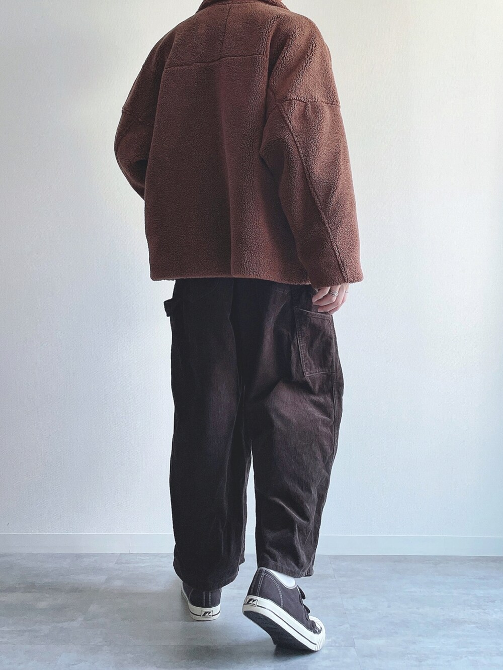 ブラウン系のジャケット/アウター、イエロー系のトップス、ブラウン系のその他パンツを着用したメンズの冬コーディネートの3枚目の写真