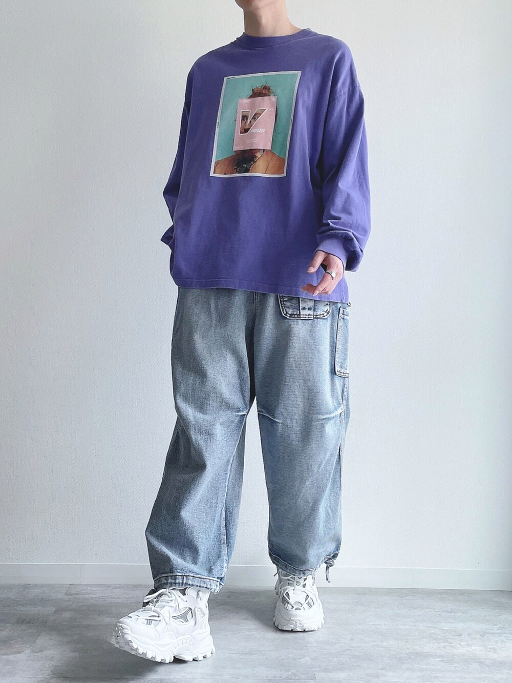 パープル系のTシャツ/カットソー、ブルー系のデニムパンツ、ホワイト系のスニーカーを着用したメンズの春コーディネートの2枚目の写真