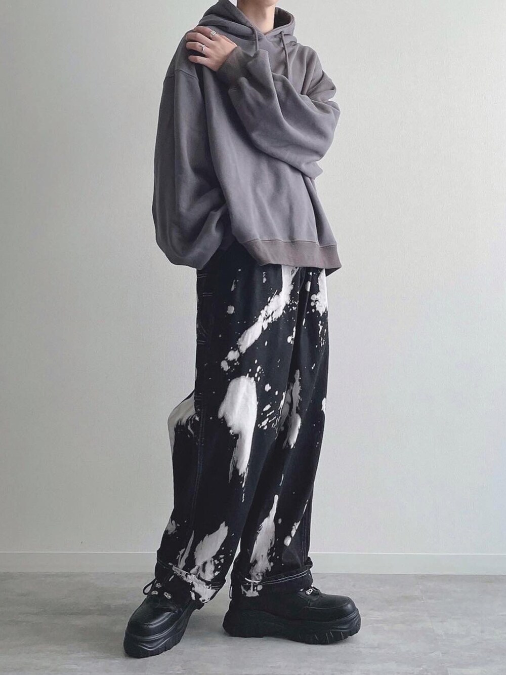 ブルー系のTシャツ/カットソー、ブラック系のその他パンツ、ブラック系のスニーカーを着用したメンズの秋コーディネートの3枚目の写真