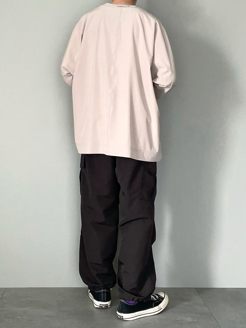 ベージュ系のカーディガン/ボレロ、ホワイト系のTシャツ/カットソー、ブラック系のカーゴパンツを着用したメンズの春コーディネートの4枚目の写真