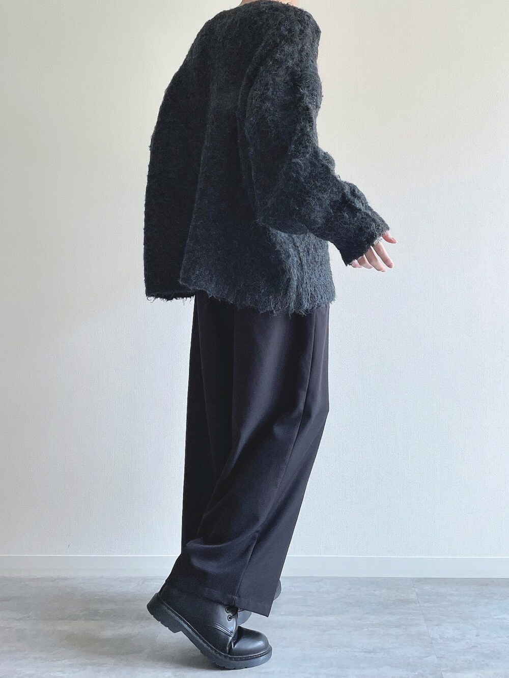 ブルー系のニット/セーター、ブラック系のスラックス、ブラック系のシューズを着用したメンズの秋コーディネートの4枚目の写真