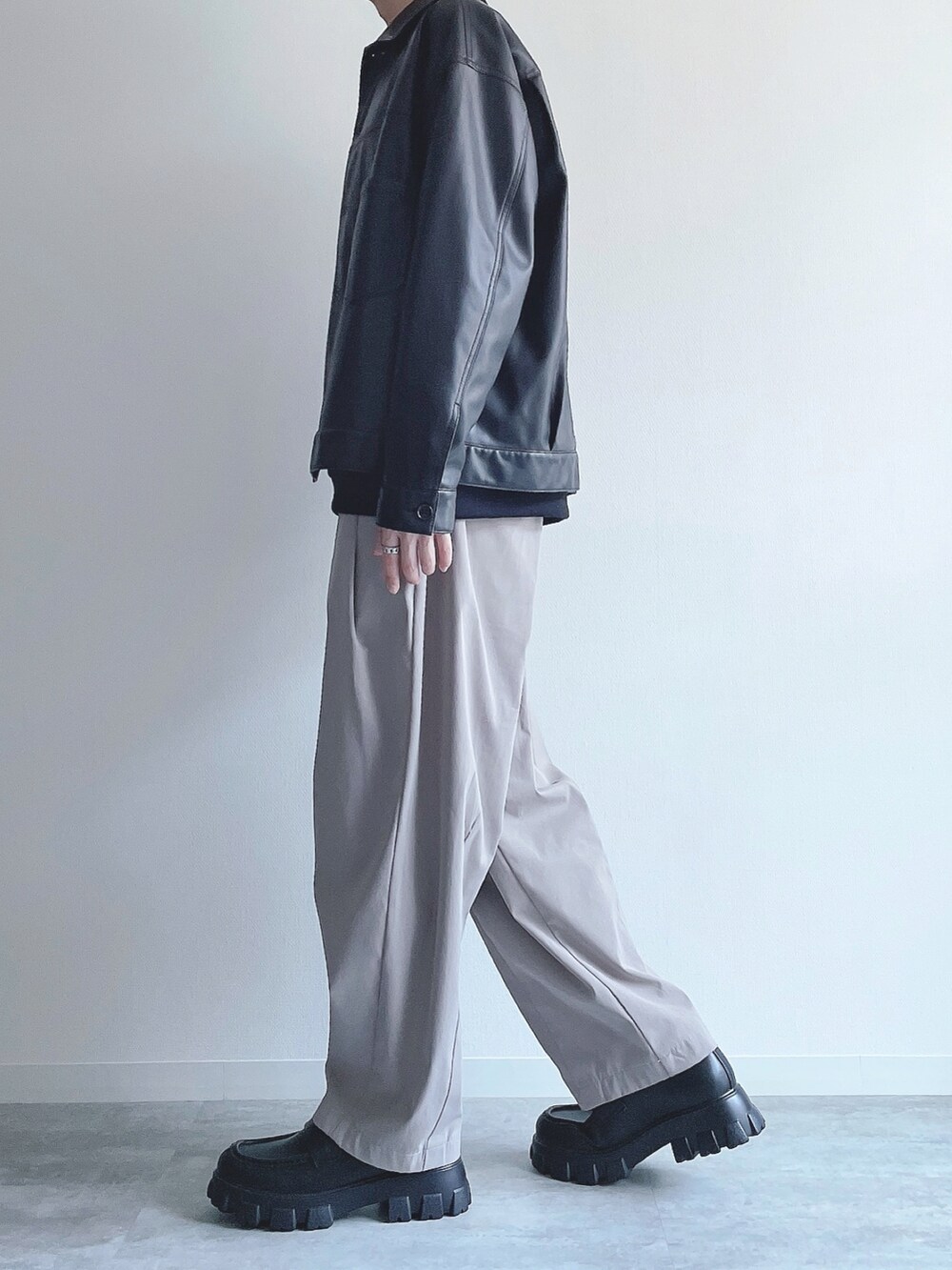 ブラック系のブルゾン、ブラック系のトップス、ベージュ系のその他パンツを着用したメンズの秋コーディネートの3枚目の写真