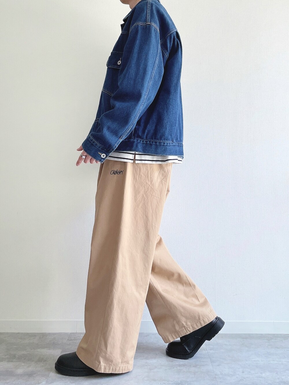 ブルー系のジャケット/アウター、ホワイト系のTシャツ/カットソー、ベージュ系のチノパンツを着用したメンズの春コーディネートの3枚目の写真