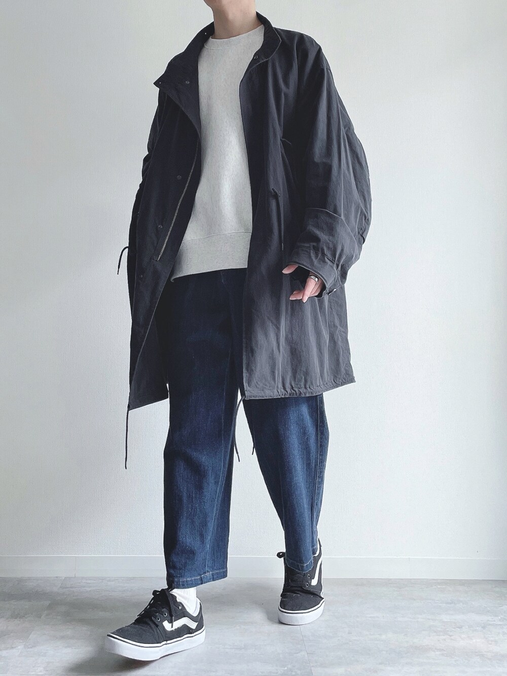 ブラック系のモッズコート、グレー系のトップス、ブルー系のその他パンツを着用したメンズの春コーディネートの4枚目の写真