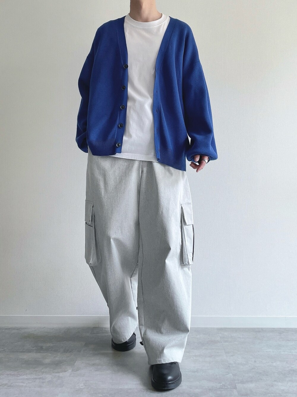 ブルー系のカーディガン/ボレロ、ホワイト系のTシャツ/カットソー、ホワイト系のカーゴパンツを着用したメンズの春コーディネートの2枚目の写真