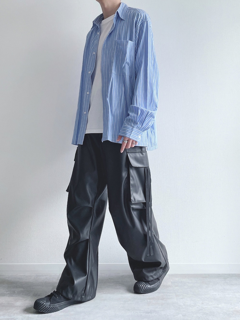 ブルー系のシャツ/ブラウス、ホワイト系のTシャツ/カットソー、ブラック系のカーゴパンツを着用したメンズの秋コーディネートの5枚目の写真