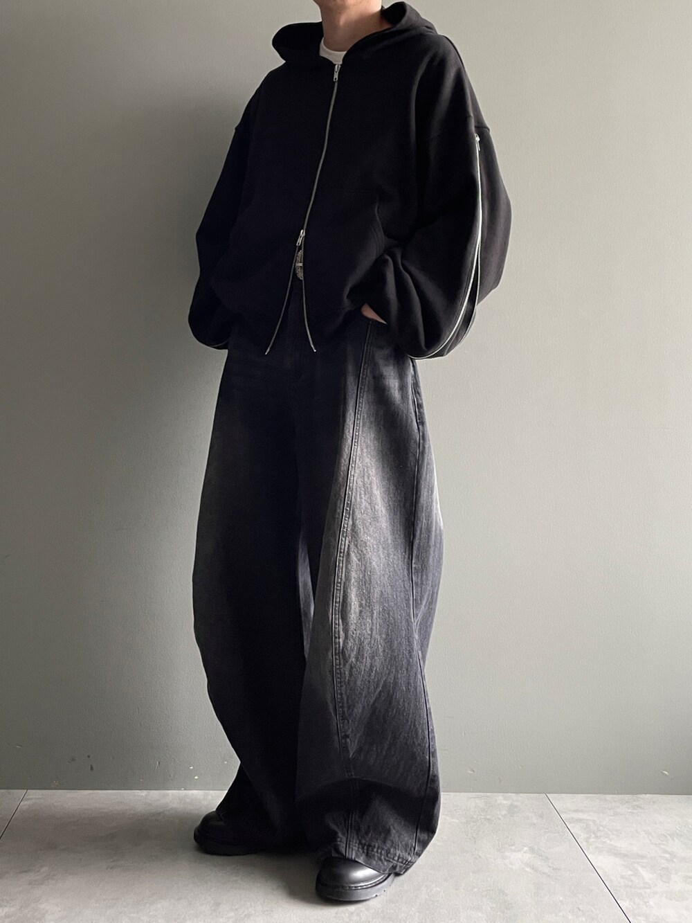 ブラック系のパーカー、ブラック系のデニムパンツ、ホワイト系のTシャツ/カットソーを着用したメンズの冬コーディネートの5枚目の写真