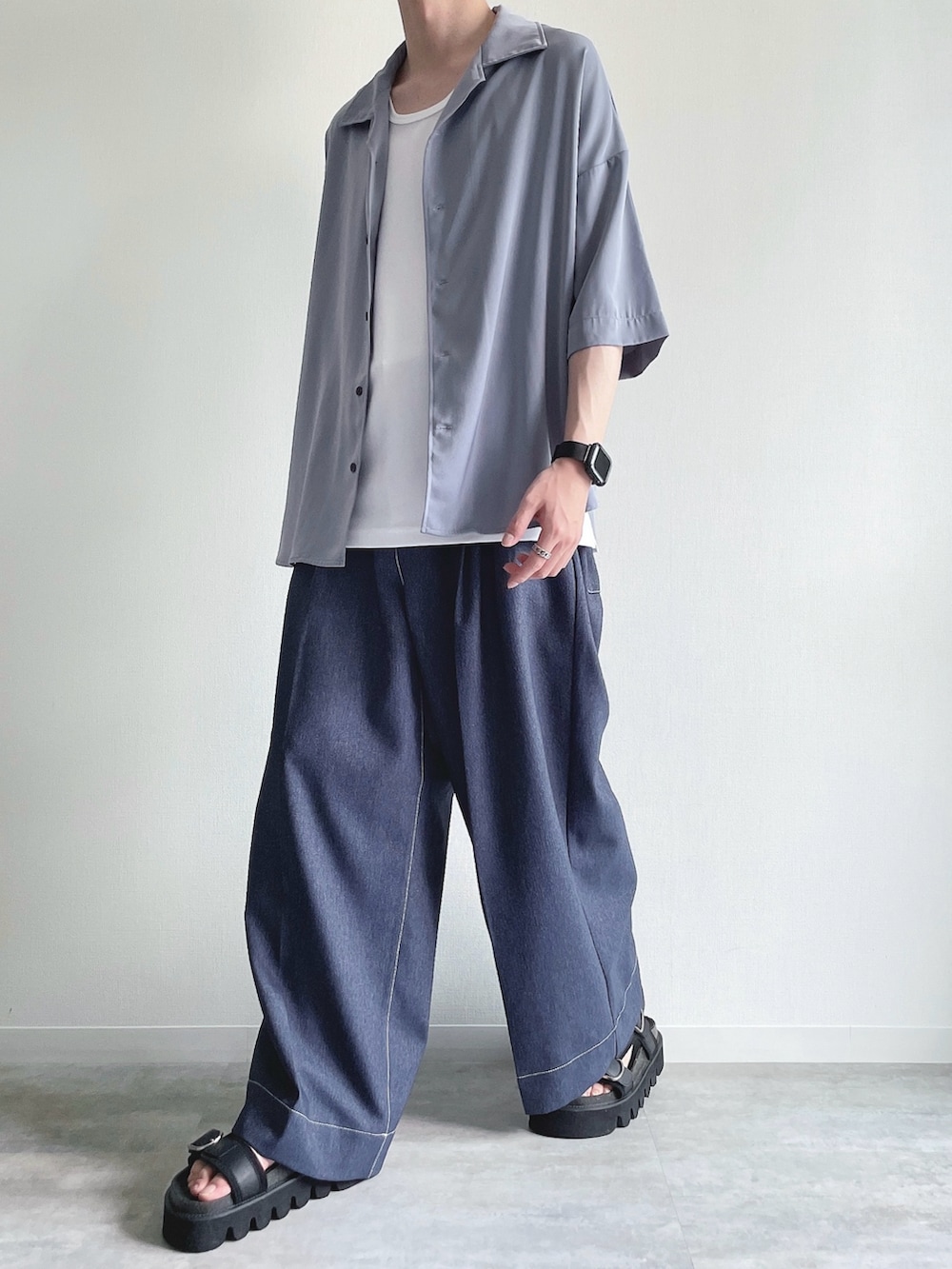 ブルー系のシャツ/ブラウス、ホワイト系のタンクトップ、ブルー系のデニムパンツを着用したメンズの春コーディネートの5枚目の写真