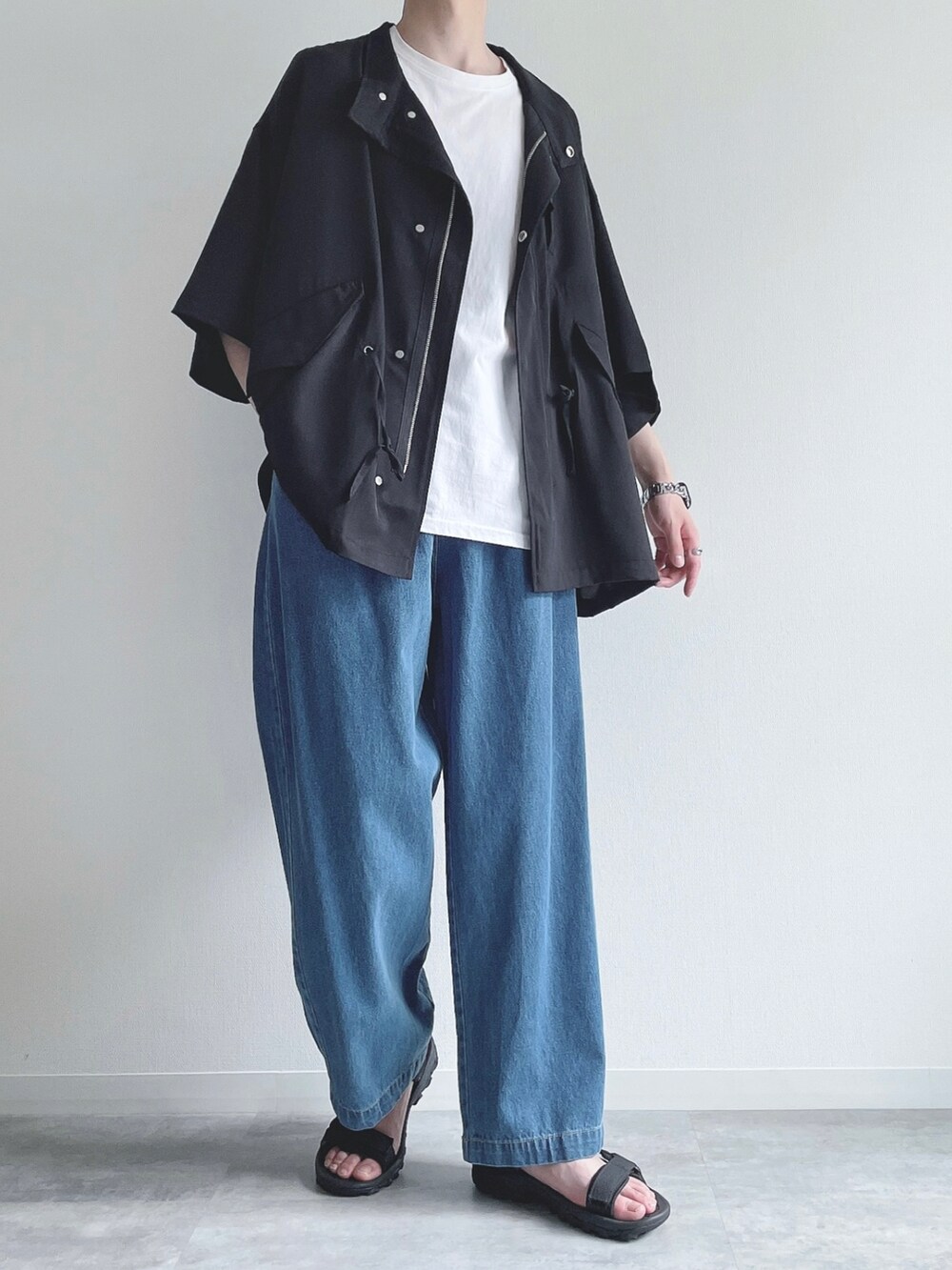 ブラック系のシャツ/ブラウス、ホワイト系のTシャツ/カットソー、ブルー系のデニムパンツを着用したメンズの夏コーディネートの2枚目の写真