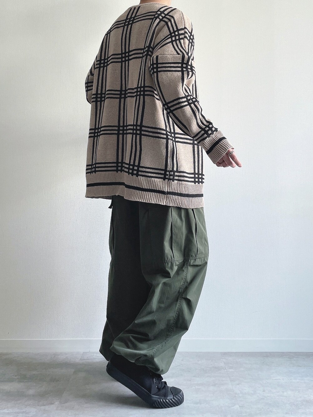 ベージュ系のカーディガン/ボレロ、ホワイト系のTシャツ/カットソー、グリーン系のカーゴパンツを着用したメンズの春コーディネートの4枚目の写真